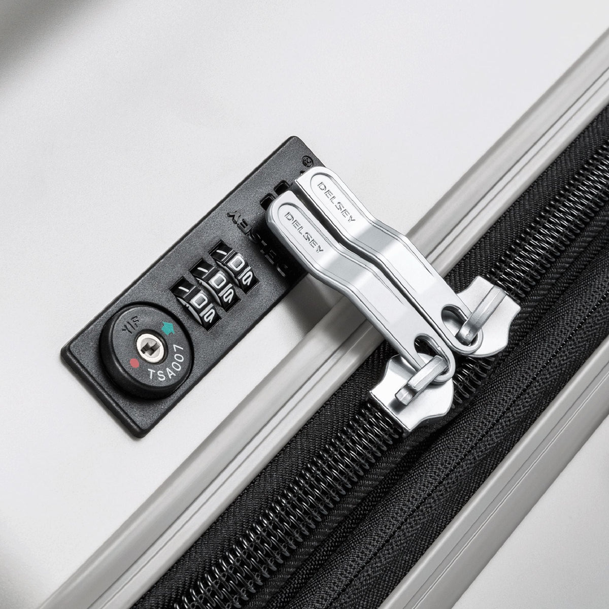 Delsey TITANIUM - Medium Expandable Spinner - Silver
