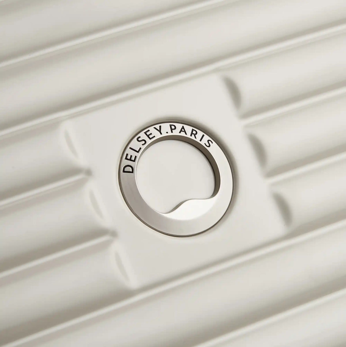 Delsey Cruise 3.0 - Medium Expandable Spinner - Ivory