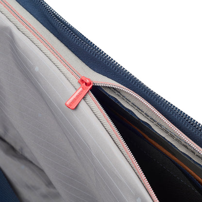 Delsey Helium DLX - Medium Expandable Spinner - Navy