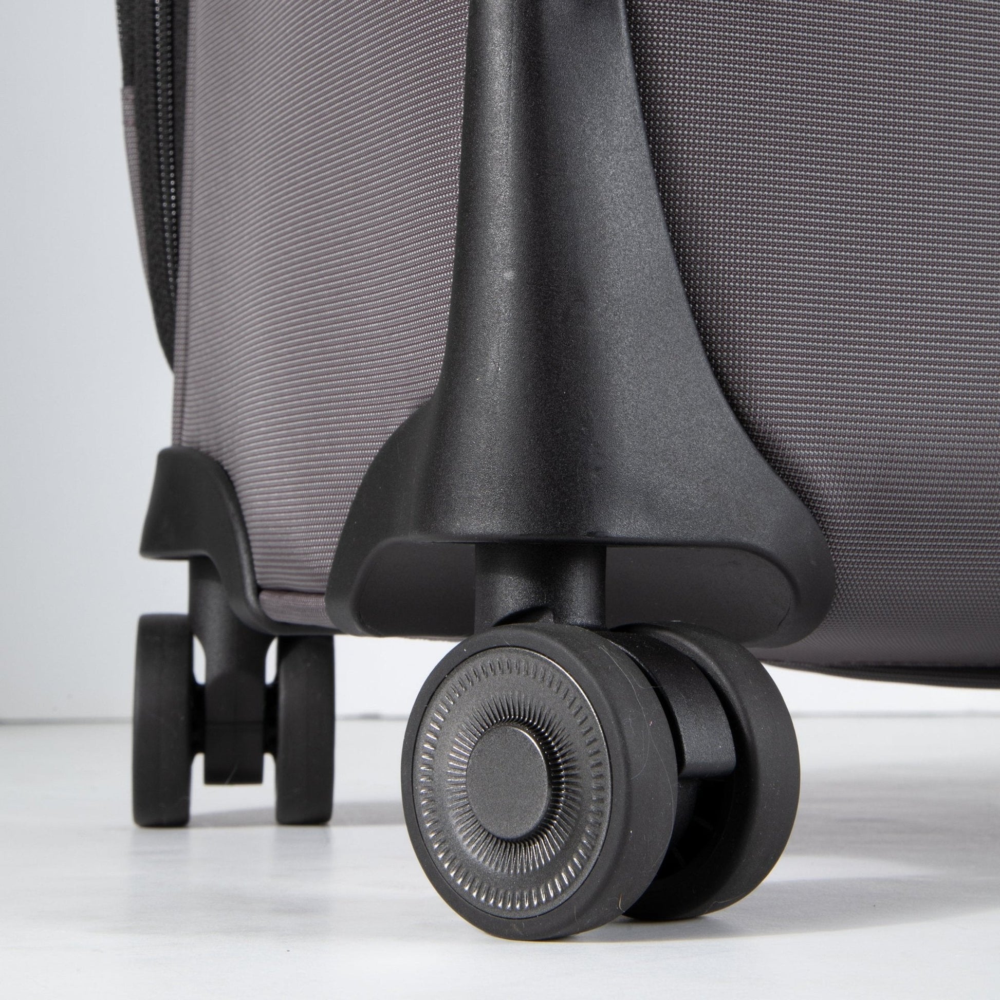 Ricardo Beverly Hills Montecito 3.0 Softside Large Check-In Expandable Spinner - French Grey